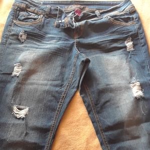 Almost Famous distressed capris